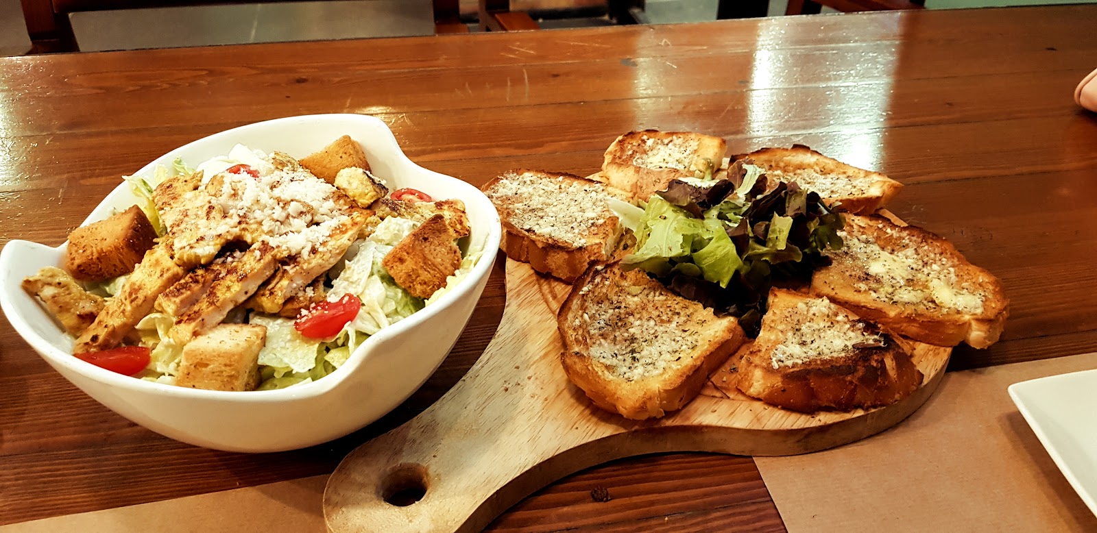 Grilled chicken salad and toasted bread at Donvitto